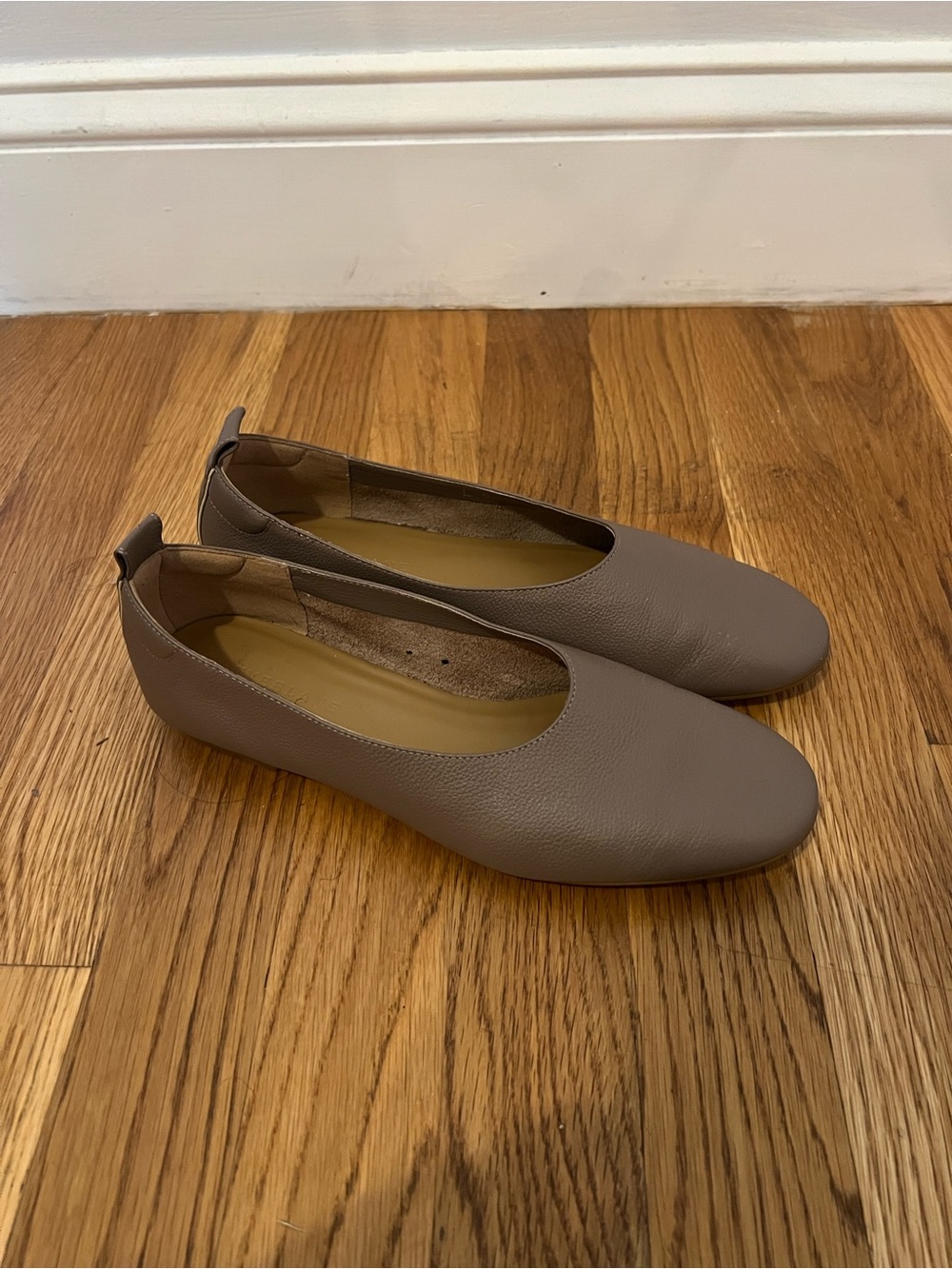 Everlane “Day Glove” Flat in Taupe, size 6.5